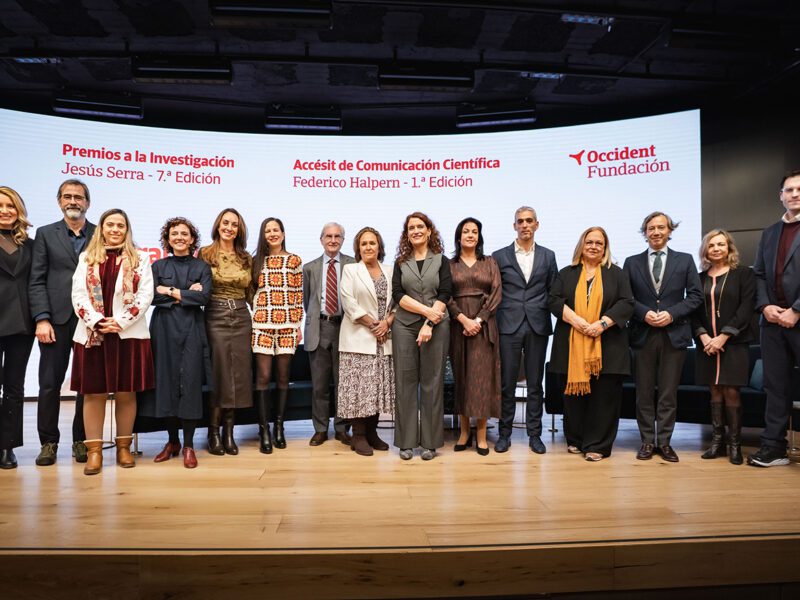 Posando en fila sobre el escenario de la ceremonia, todos los ganadores y ganadoras de la edición, el comité evaluador y la presidenta de la Fundación Occident.